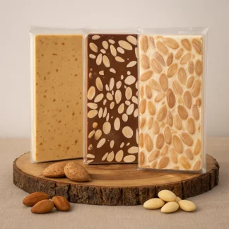 Imagen de tres turrones de almendra sobre madera