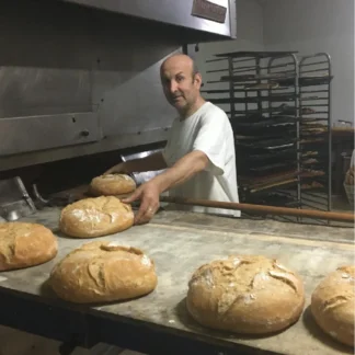 Foto Forn Miralles sacando el pan