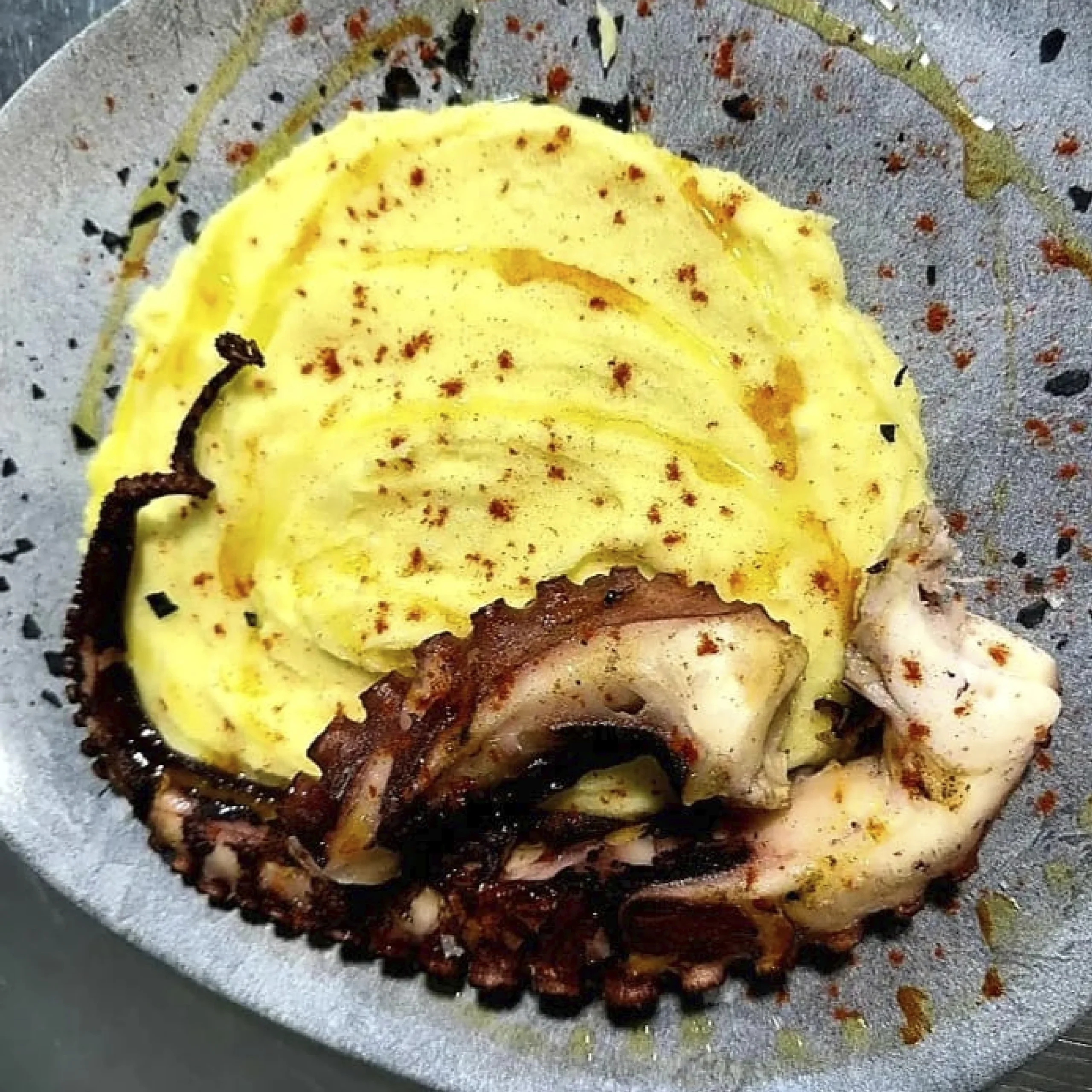 Plato pulpo con puré de patata Teyma