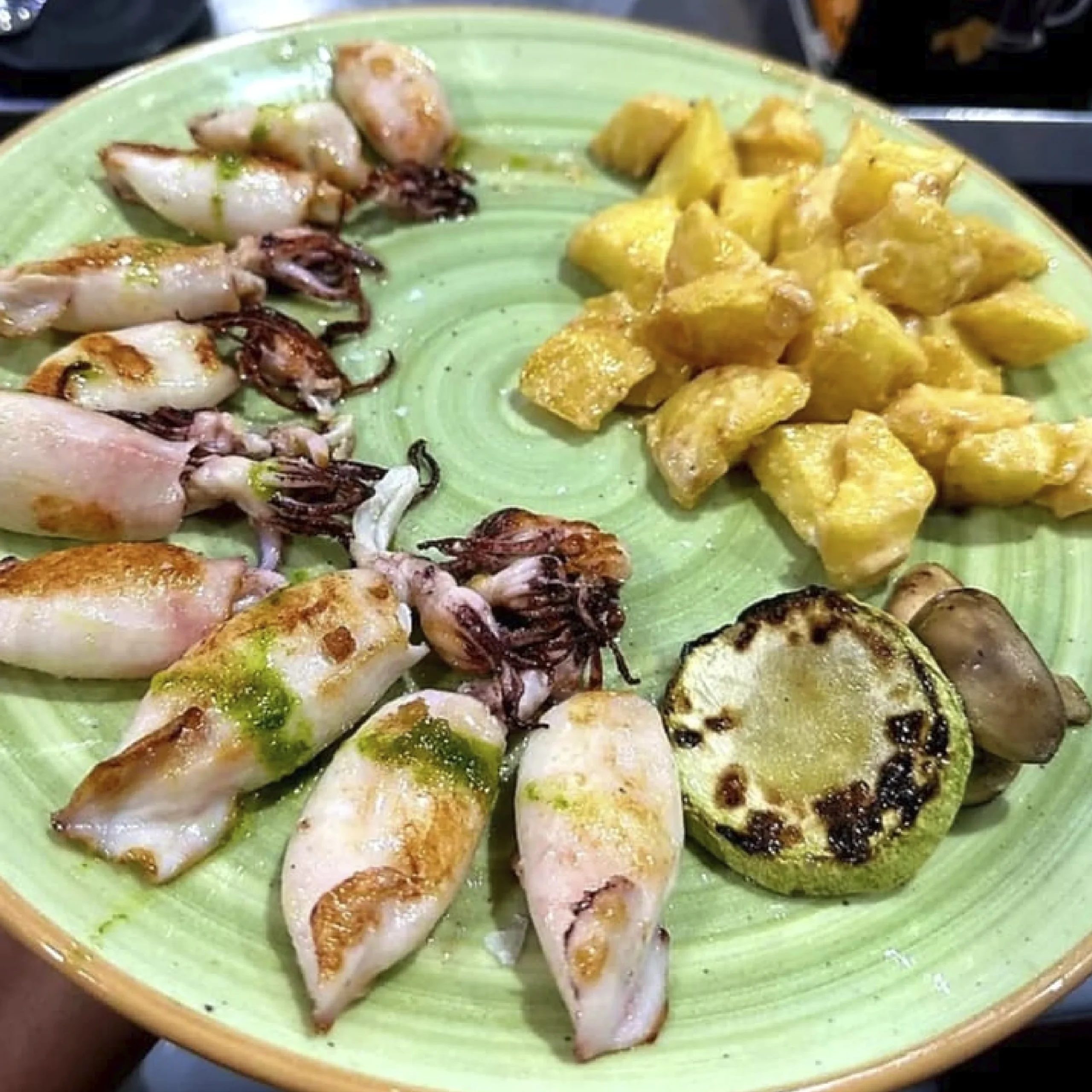 Plato chipiron con patatas Teyma