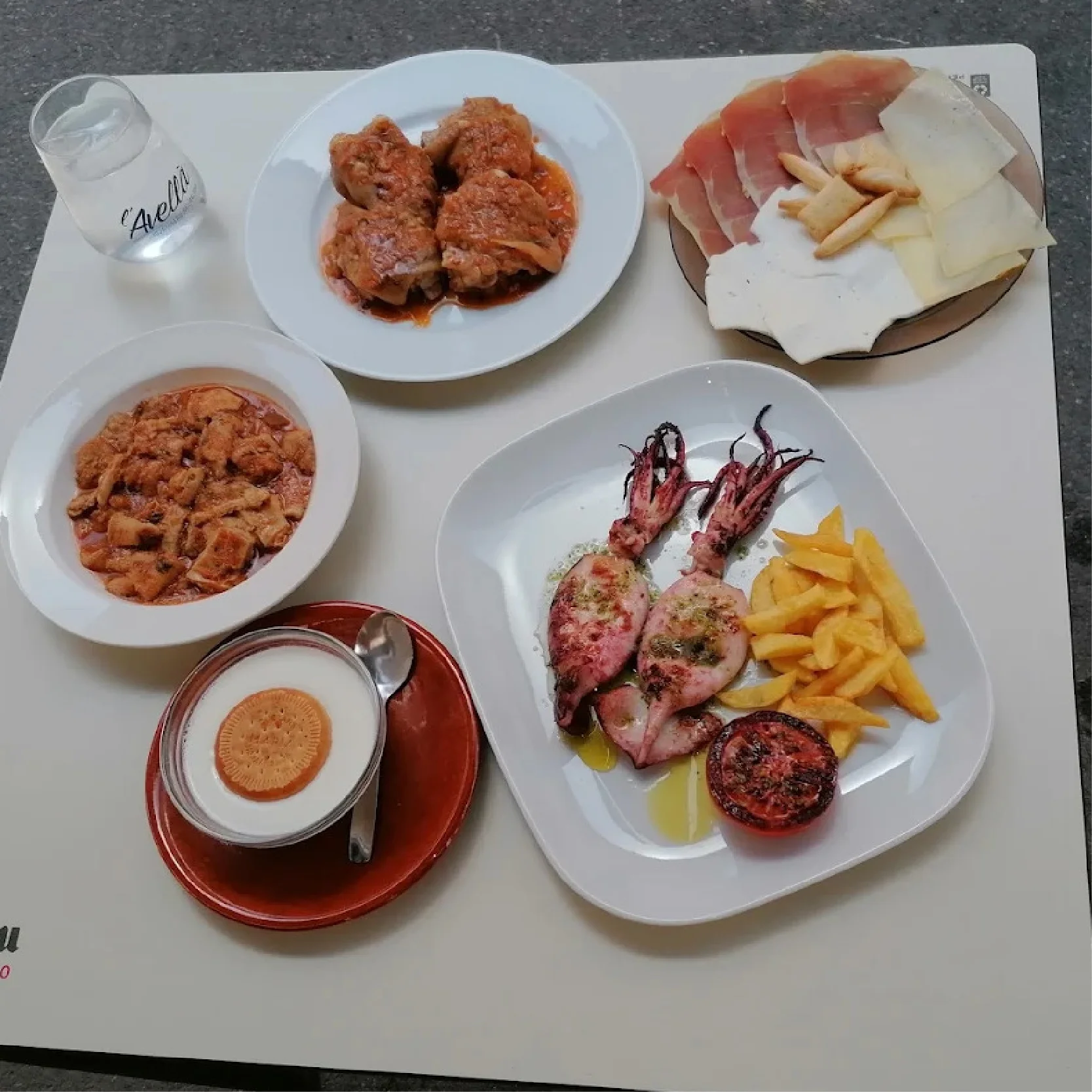 Mesa con platos variados Bar Borcho